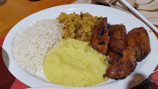 Picadillo de Papalla, Arroz y Maduro : Restaurante el Yugo