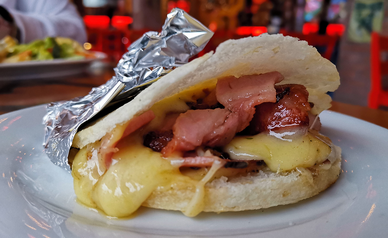 arepa-con-queso-y-tocineta-restaurante-la-parrillita-de-pepe-san-pedro-san-jose-17072023