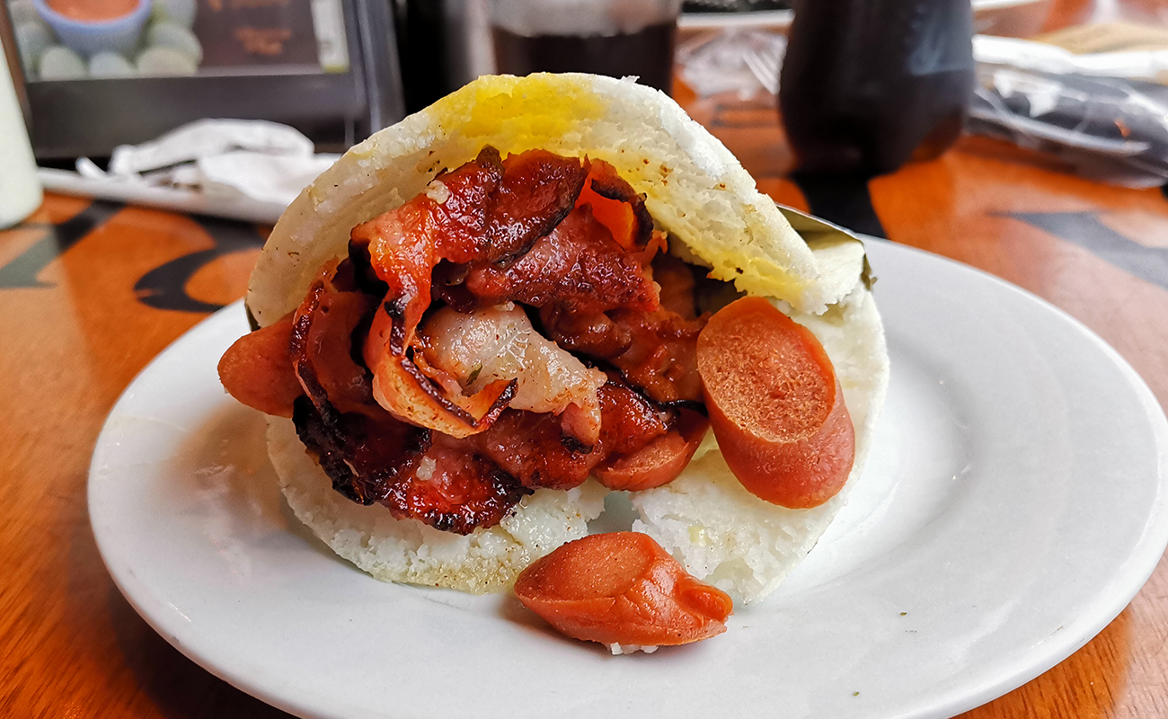 arepa-con-salchicha-y-tocineta-restaurante-la-parrillita-de-pepe-san-pedro-san-jose-17072023