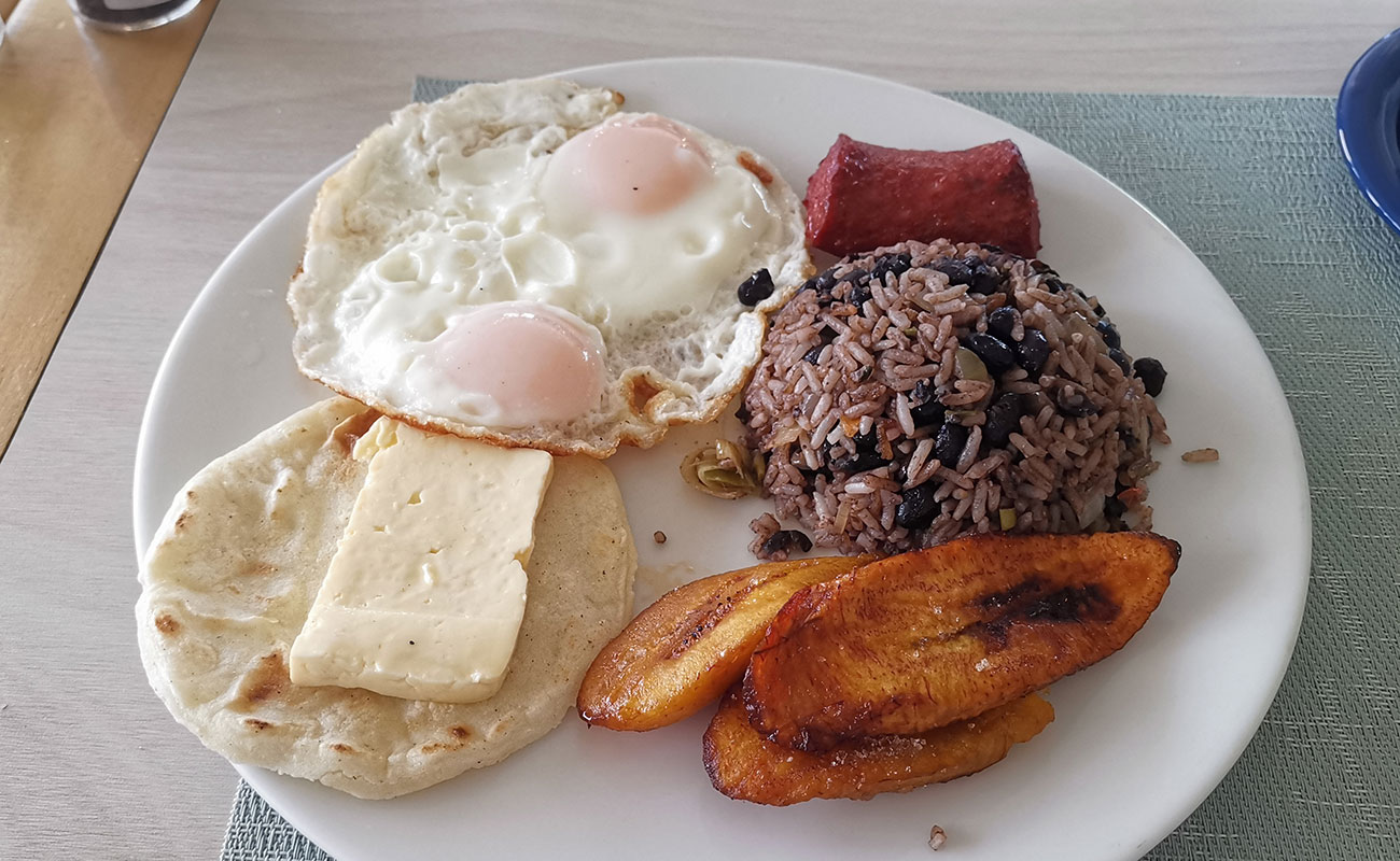 Desayuno Candelaria, Pinto Huevo, Queso y Maduro / Restaurante Candelaria, San Francisco, Heredia 30082023